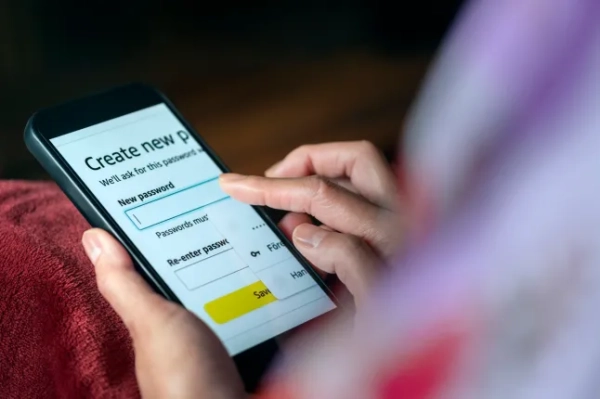 Крупний план скидання пароля на мобільному телефоні