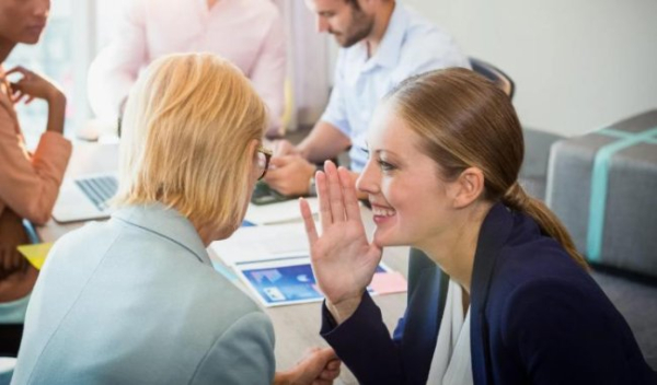 Офісні війни іноді виникають у будь-якій компанії – і не від злості навіть, а так, тонусу заради та різноманітності у буднях. Просування службою часом нагадує популярну гру на дитячих ранках: коли музика затихне, потрібно швидше зайняти вільне місце. Адже місць завжди менше, ніж учасників. Як плітки допомагають робити кар'єру - INFBusiness