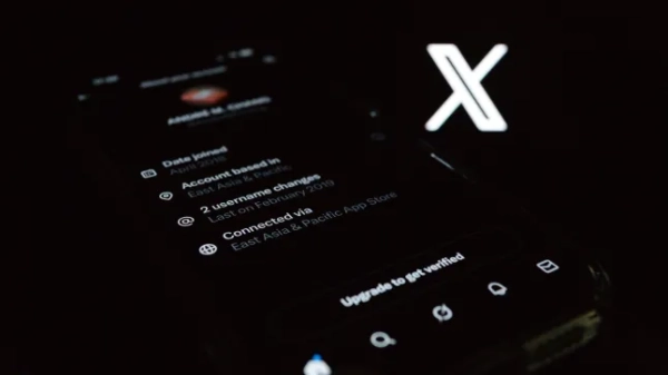 Логотип X на чорному фоні, на екрані написано «про ваш обліковий запис» і є опція відображення вашого регіону.