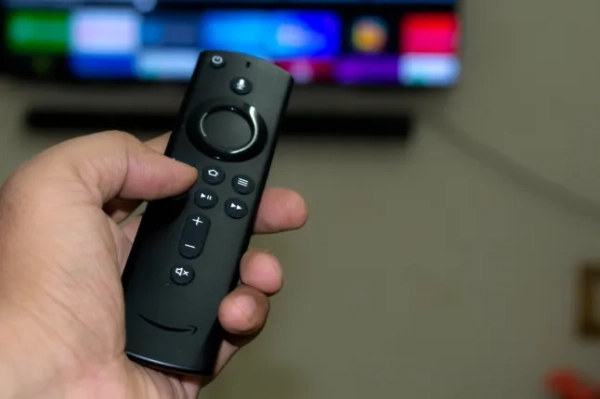 Пульт дистанційного керування телевізором Amazon Fire Stick у руці