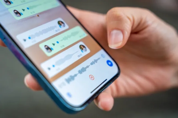 Є ті з нас, хто лише друкує повідомлення. По одному текстовому повідомленню за раз. Крапля, крапля, крапля історія нашому другу. Щодня по всьому світу надсилається близько семи мільярдів аудіоповідомлень телефоном