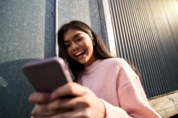 Є ті з нас, хто лише друкує повідомлення. По одному текстовому повідомленню за раз. Крапля, крапля, крапля історія нашому другу. Голосові нотатки покоління Z тривають в середньому 12 хвилин 24 секунди