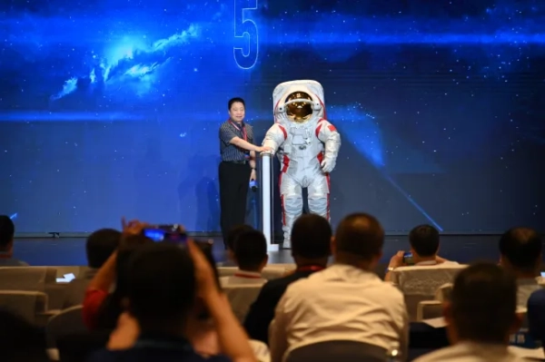 На фотографіях: як виглядали космічні костюми протягом багатьох років? - INFBusiness