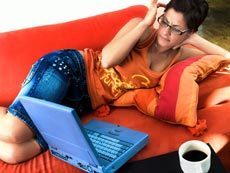 Віддалена робота рятує від таких факторів, що супроводжують роботу в офісі, як інформаційне навантаження, зустрічі з начальством та внутрішньокорпоративна політика. Це сприяє тому, що «віддалення» наражає організм співробітника на менший стрес, він відчуває більше задоволення від того, що робить. Як уникнути стресу на роботі - INFBusiness