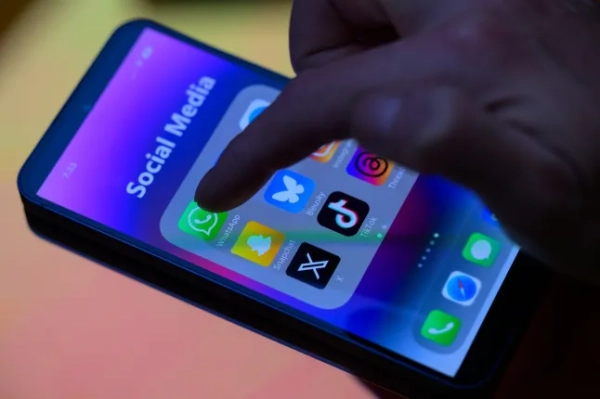 Іконки програм соціальних мереж, зокрема WhatsApp, зображені на мобільному телефоні на цій фотографії в Брюсселі, Бельгія, 16 березня 2025 року. (Фото Джонатана Раа/NurPhoto через Getty Images)