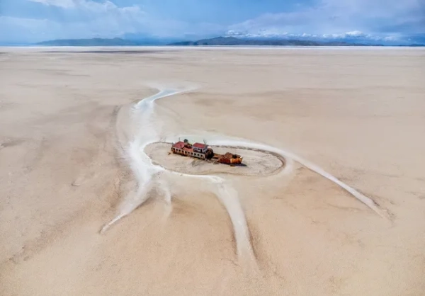 МІСЬКА КАТЕГОРІЯ 1-ШЕ МІСЦЕ: Проковтнуто???(автор???Мохаммед???Атаї Мохаммаді), озеро Урмія (Іран). «Прогулянковий човен Artemia стоїть на висохлому дні озера Урмія, Іран???застряг у кратері моторошної форми, що нагадує черево монстра. Роки посухи, неефективного управління та надмірного використання сільськогосподарських ресурсів виснажили озеро, залишивши після себе символи його забутого минулого». Оголошено переможців Siena Drone Photo Awards 2025. Захід демонструє вражаючі роботи аерофотозйомки з усього світу. Організатори заявили: «Drone Photo Awards 2025 – це нагорода, яка відзначає аерофотозйомку як мову, здатну перетворити світ, побачений згори, на зображення з великим впливом та натяком». Міжнародне журі обрало німецького фотографа Денніса Шмельца загальним переможцем 2025 року за роботу «Самотній вершник», створену в Каппадокії: самотній вершник, увічнений на скелястому виступі в блакитну годину, у зображенні, яке поєднує красу, таємничість та унікальну перспективу на культовому ландшафті Туреччини. Денніс Шмельц сказав: «Я зробив це фото в Каппадокії, шукаючи нові ракурси, що може бути досить складним завданням у місці, де, здається, кожен куточок уже сфотографований. Під час зйомки вершника на заході сонця я відкрив цю перспективу за допомогою свого дрона. Вона створює ілюзію, що він стоїть на плато, хоча насправді це лише ракурс, який змушує його виглядати таким. Цей кадр здається справді рідкісним, свіжим видом з місця, яке зазвичай переповнене та надмірно фотографується». Фото опубліковано 20.11.2025