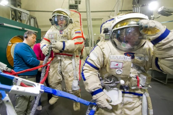 На фотографіях: як виглядали космічні костюми протягом багатьох років? - INFBusiness