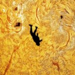 На фото видно, як чоловік стрибає з парашутом крізь Сонце – і це справжнє фото - INFBusiness