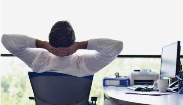 Яке літо без довгоочікуваної подорожі до моря? Хтось купує путівку на тиждень, а хтось збирає валізи і на все літо їде на узбережжя – засмагати та працювати. Робота з видом на море: як відпочити та заробити - INFBusiness