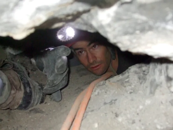 Щоб переглянути це відео, будь ласка, увімкніть JavaScript та розгляньте можливість оновлення веббраузера до веббраузера, який підтримує відео HTML5.</p> Рятувальник з рятувальної служби Utah Cave Rescue працює над звільненням Джона Джонса з глибини печери Nutty Patty. Джонс помер, застрягши в ущелині понад 27 годин (Фото: Офіс шерифа округу Юта). Фотографії надані Офісом шерифа округу Юта.