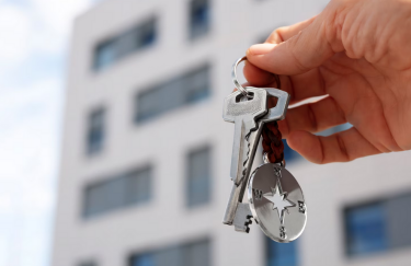 Як уникнути пасток при оренді квартири? / Freepik нерухомість, ключі, рука