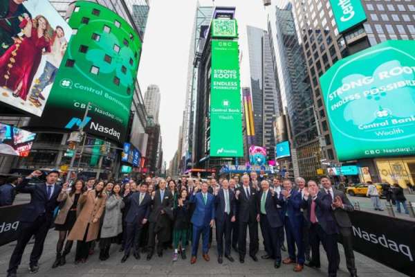 Американський банківський холдинг Central Bancompany, що розташований у Джефферсон-Сіті, штат Міссурі, розпочав торги на Nasdaq у четвер, збільшившись у вартості на 5% та досягнувши оцінки у $5,26 мільярдів, продовжуючи вдалу серію IPO фінансових установ поточного року. Акції банку почали торгуватися за ціною $22,06, перевищивши ціну IPO в $21 за акцію, за якою компанія залучила $373,33 мільйони, реалізувавши приблизно 17,78 мільйонів акцій. Первинна пропозиція акцій була запропонована в ціновому діапазоні від $21 до $24 за акцію. Central Bancompany: оцінка у $5,26 млрд при виході на IPO. - INFBusiness