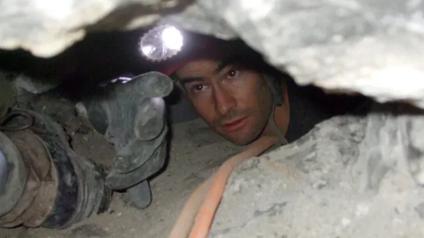 Чи дізналися б ви, якби у вашому плейлисті з'явився трек, створений повністю комп'ютерним кодом? Рятувальник з рятувальної служби Utah Cave Rescue працює над звільненням Джона Джонса з глибини печери Nutty Patty. Джонс помер, застрягши в ущелині понад 27 годин (Фото: Офіс шерифа округу Юта). Фотографії надані Офісом шерифа округу Юта.