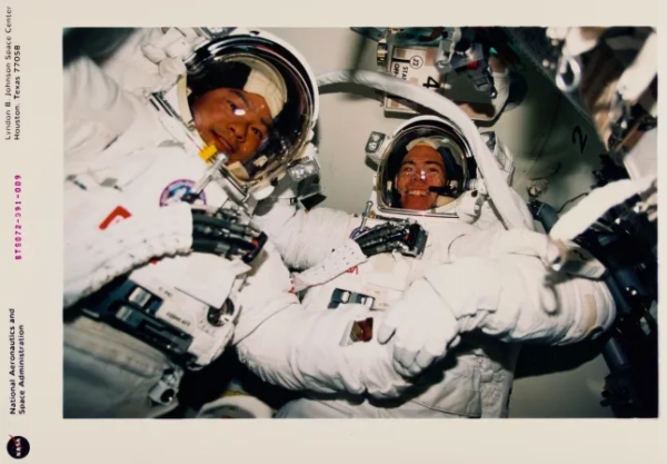 На фотографіях: як виглядали космічні костюми протягом багатьох років? - INFBusiness