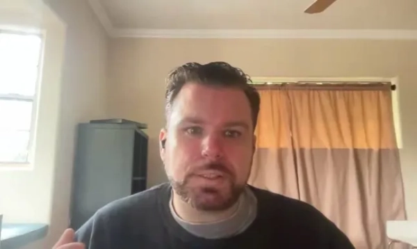 Це не моторошно, це моя мати: Як штучний інтелект «боти горевання» оживляють мертвих. Генеральний директор компанії зі штучним інтелектом, яка цифровим способом відтворює померлих близьких, заявив, що технології, що означає, що реальне, а що ні, «починають розвиватися». Джастін Гаррісон заснував You, Only Virtual (YOV) після того, як його матері поставили діагноз рак 4 стадії. Колишній режисер сказав, що він увійшов у світ технологій, щоб усвідомити їхній потенціал «допомогти полегшити процес горя». Компанія почала як спосіб зберегти ці стосунки з матір'ю, створивши цифровий аватар, відомий як Versona, на час її смерті. Її метою було відобразити унікальність стосунків, як сказав пан Гаррісон, хоча одночасно може бути багато персонажів, існує лише один він і одна вона «одно для одного». На веб-сайті YOV засновник цитується, пояснюючи, що фраза «частина мене теж померла» є неточною для позначення горя, оскільки ця частина «все ще жива та усвідомлює, але в неї більше немає єдиної людини, для якої вона була створена».