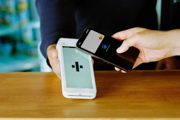 Данський стартап FlatPay, що оптимізує транзакції за картками для малого та середнього бізнесу (SMB), поповнив лави європейських фінтех-єдинорогів — фірм із вартістю понад $1 млрд. Цей поріг часто слугує стимулом для великих угод у регіоні. Серед конкурентів — Adyen, нідерландський гігант платіжних систем, який за обсягами все ще відчутно випереджає, але нові інвестиції FlatPay здатні допомогти зменшити відставання. FlatPay: данський стартап отримав $169 мільйонів при оцінці у $1,75 мільярда - INFBusiness