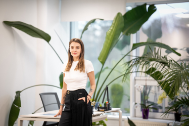 Споживання матеріалів переходить в цифровий вигляд, і онлайн-платформи все більше домінують в медіапросторі країни. Про це свідчать дані Statista: до 2030 року цифровий медіаринок України згенерує 45,65% від загального прибутку медійної індустрії. Анна Ковальова, власниця LIVE Media HUB