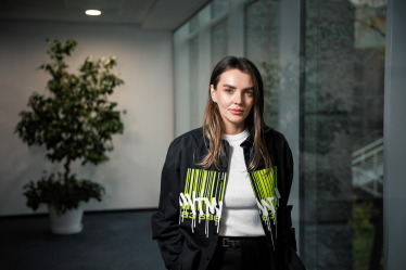 Споживання матеріалів переходить в цифровий вигляд, і онлайн-платформи все більше домінують в медіапросторі країни. Про це свідчать дані Statista: до 2030 року цифровий медіаринок України згенерує 45,65% від загального прибутку медійної індустрії. Анна Ковальова, власниця LIVE Media HUB