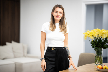 Споживання матеріалів переходить в цифровий вигляд, і онлайн-платформи все більше домінують в медіапросторі країни. Про це свідчать дані Statista: до 2030 року цифровий медіаринок України згенерує 45,65% від загального прибутку медійної індустрії. Анна Ковальова, власниця LIVE Media HUB