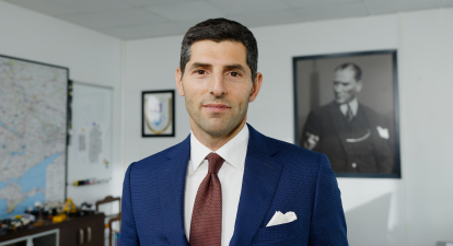 На зорі двотисячних турецький підприємець Онур Четінджевіз відправив небожа Емре Караахметоглу, що тільки-но завершив навчання в Улудагському університеті, вивчати ділове середовище в Україні. Фото надане прес-службою На початку нульових турецький бізнесмен Онур Четінджевіз відрядив племінника Емре Караахметоглу, який щойно закінчив Улудагський університет, досліджувати бізнес-клімат в Україні. /надано пресслужбою