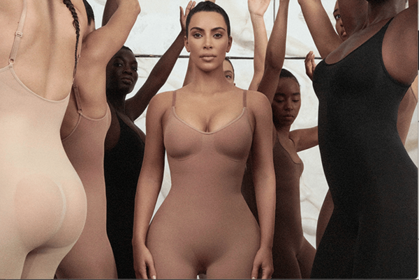 Бренд Skims, що належить Кім Кардаш'ян, отримав $225 млн у новому інвестиційному циклі під проводом Goldman Sachs Alternatives, що оцінило фірму, яка спеціалізується на виробництві корегуючої білизни та одягу, у $5 млрд, у порівнянні з близько $4 млрд після раунду 2023 року. Skims від Кім Кардаш'ян досяг оцінки у 5 мільярдів доларів після нового фінансування. - INFBusiness