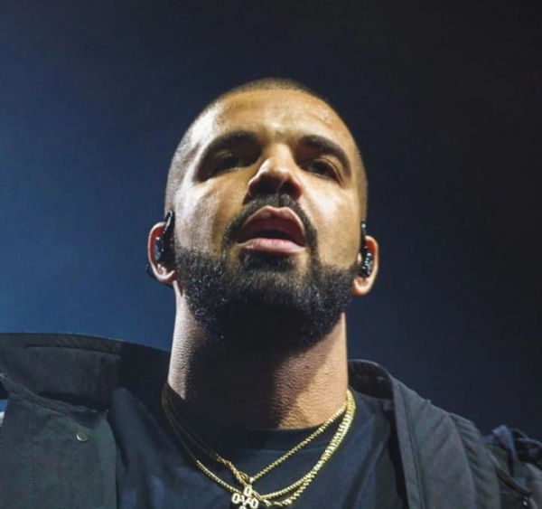 Дрейка обвинувачують у застосуванні ботів та легалізації коштів через інтернет-казино.