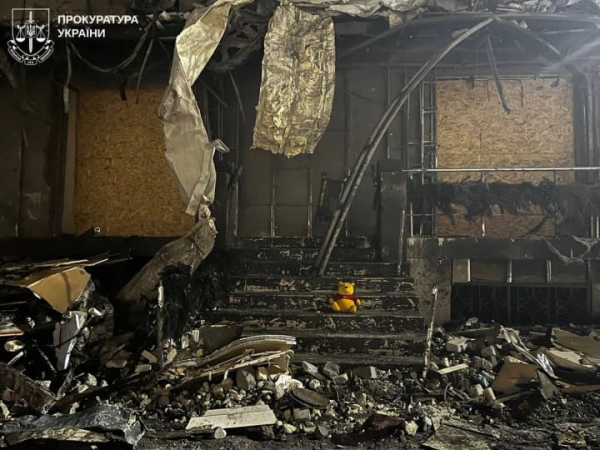 У Харкові в руїнах багатоповерхівки впізнали жінку. Це мати загиблої дитини.