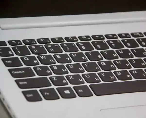 Британія може заборонити X: винен чат-бот Grok