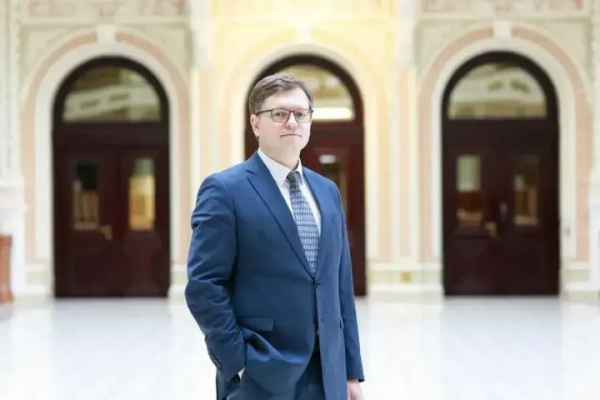 Майже мільйон зарплати під Новий рік. Стало відомо, скільки заробив у грудні головний юрист Нацбанку