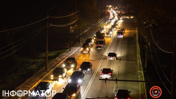 Автівки в блекаут Фото: Інформатор