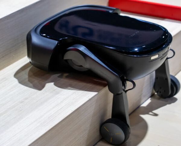 Робот-пилосос нового покоління: Roborock Saros Rover вміє ходити сходами і зберігає рівновагу