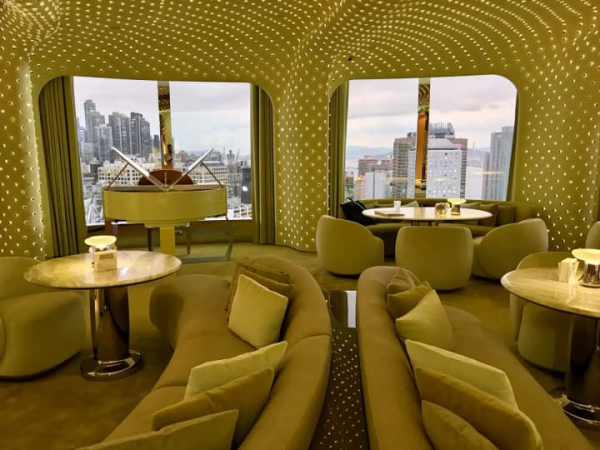 Peridot: У Гонконгу відкрили «неоново-зелений» бар з Instagram-коктейлями та панорамним видом