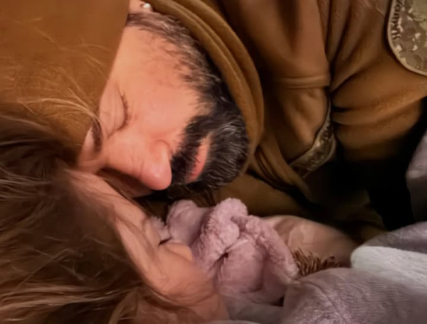 Моменти без слів: Олена Мозгова поділилася світлиною коханого-воїна та зворушливим епізодом з дочкою