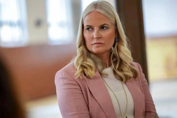 Кронпринцеса Норвегії вибачилась перед королем за зв’язки з Джеффрі Епштейном