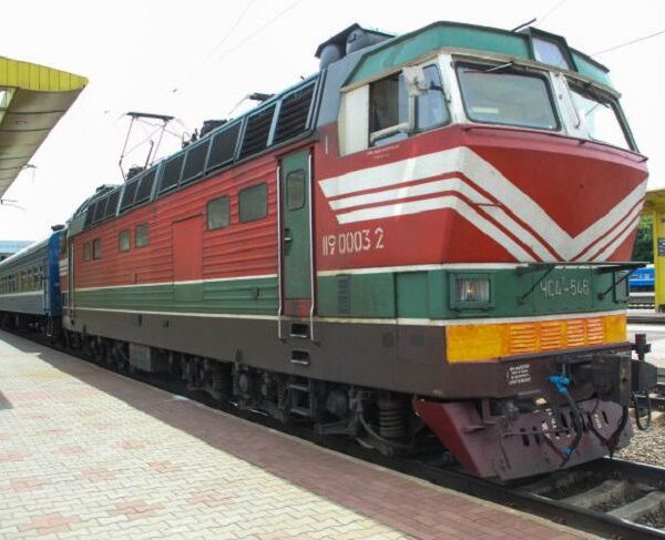 Циклон “Уллі” причетний. Білорусам пояснили, чому комфортні поїзди замінювали на старі локомотиви