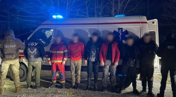 Вартість поїздки – 60 тисяч доларів. На Буковині зупинили “невідкладну допомогу” з тими, хто…