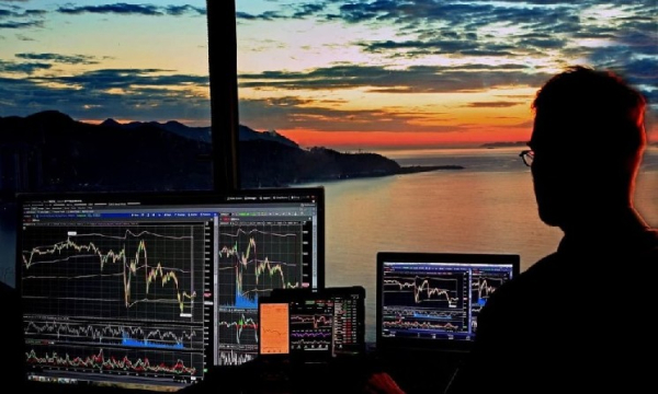 Біткоїн впав нижче позначки $63 000 через занепокоєння щодо мит Трампа.