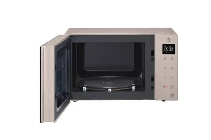 Яка мікрохвильова піч гріє не тарілку, а їжу: порівнюємо LG-MS2535GISH і Samsung MS23F302TAS