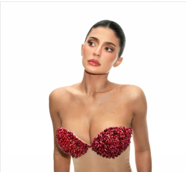 Кайлі Дженнер приголомшила мережу: ліфчик з гранатових кісточок в свіжій фотосесії