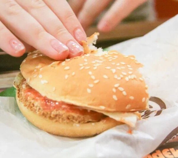 Чому після обіду завжди хочеться спати: вчені розкрили таємницю фізіологічних механізмів