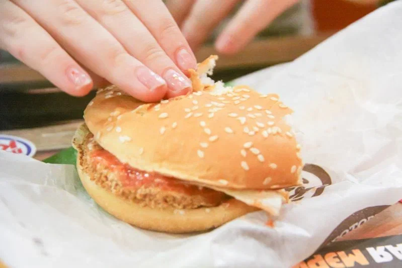 Чому після обіду завжди хочеться спати: вчені розкрили таємницю фізіологічних механізмів