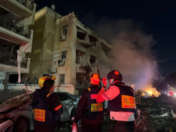 Тель-Авів зазнав удару іранською ракетою: численні руйнування та травми.