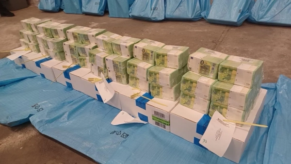 Уряд Угорщини на своїй сторінці в ФБ показав фотографії готівки та золота, вилучених з інкасаторських машин Ощадбанка