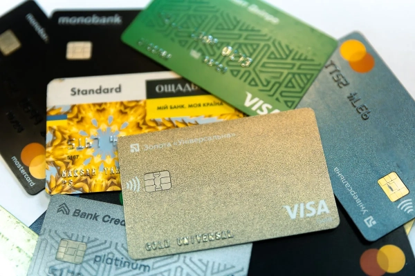 Банківські картки, фото: Інформатор