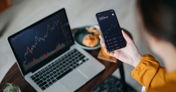 Гривня: перспективи зміцнення у квітні та тренди фондового ринку США