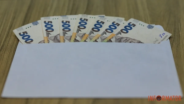 Гроші в конверті, фото: Інформатор