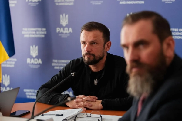 Засідання комітету Верховної Ради з питань освіти: народний депутат Сергій Бабак та міністр освіти Оксен Лісовий Засідання комітету Верховної Ради з питань освіти: народний депутат Сергій Бабак та міністр освіти Оксен Лісовий