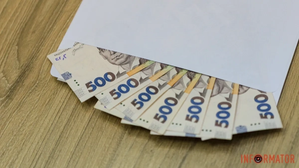 Гроші в конверті, фото: Інформатор