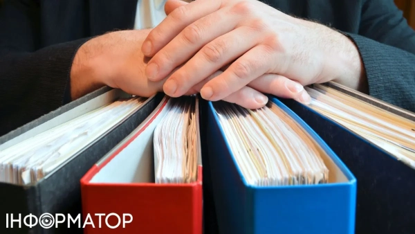 Близько 100 тисяч: Мінфін здивував окладами службовців
