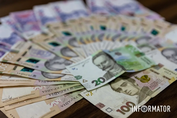 своєчасно не повертала гроші для погашення боргу, і станом на 25 березня 2026 року заборгованість становила 56 446 гривні